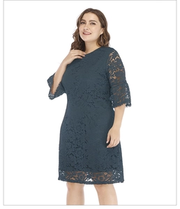 Vue détaillée du tissu en dentelle florale cyan foncé avec broderie pour robe grande taille