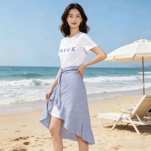 T-shirt blanc en coton avec imprimé NICE et jupe à rayures et volants pour look plage