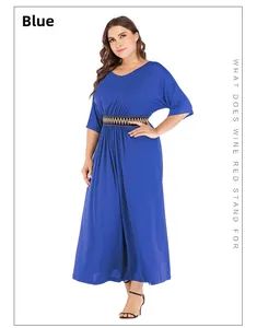 Detailaufnahme des V-Ausschnitts und des geometrischen Gürtels an diesem blauen Maxikleid