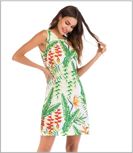 Détail d'une robe d'été sans manches avec imprimés tropicaux de feuilles et fleurs