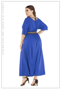 Detail der eleganten Rückenbindung und des Gürtels mit Ethno-Muster an einem blauen Maxikleid