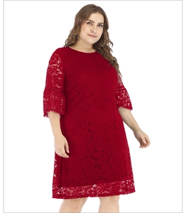 Détails de la robe en dentelle rouge foncé avec texture florale et manches cloches mi-longues