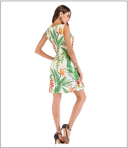Détail de la robe sans manches à fleurs avec imprimés tropicaux d'oiseaux de paradis