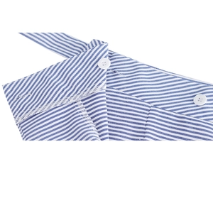 Ensemble d'été en tissu à rayures bleues, avec boutons blancs et détail noué à la taille