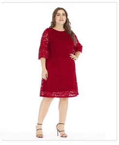 Détail d'une élégante robe en dentelle rouge foncé grande taille avec motifs floraux