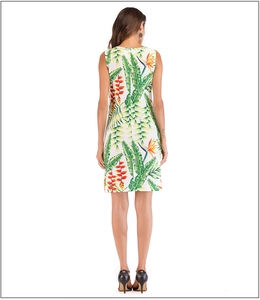 Vue arrière d'une robe d'été sans manches avec imprimé tropical de feuilles de palmier et fleurs