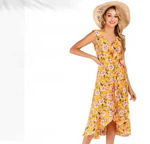 Détail de la robe portefeuille jaune à fleurs avec col en V et volants élégants