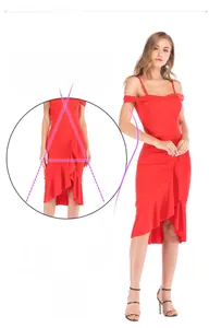 Vue détaillée d'une robe moulante rouge avec ourlet à volants et fronces à la taille