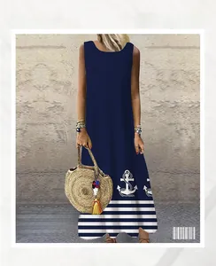 Détail de robe maxi sans manches bleu marine avec motif ancre et ourlet à rayures