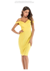 Détail d'une robe moulante jaune vif à épaules dénudées avec col en V et drapé élégant
