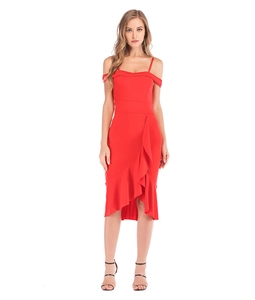 Détail de la robe rouge à épaules dénudées avec ourlet à volants et coupe ajustée