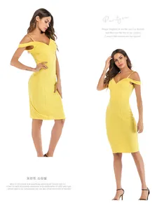 Vue détaillée de la robe midi moulante jaune avec col en V et design dos nu sexy