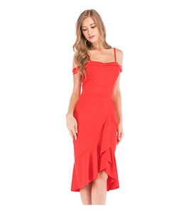 Détail d'une robe rouge à épaules dénudées avec ourlet asymétrique et volants