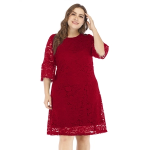 Robe en dentelle rouge foncé avec col rond et manches évasées en coupe décontractée