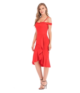 Robe moulante rouge élégante avec ourlet à volants asymétrique et design ajusté chic