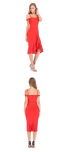 Détails de la robe rouge moulante avec fines bretelles, ourlet volanté et zip invisible
