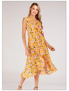 Détail d'une robe midi jaune à fleurs, col en V à volants et taille nouée élégante
