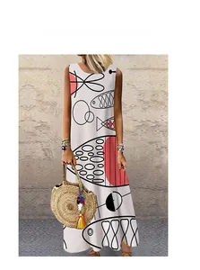 Détail de la robe longue sans manches avec imprimé poisson abstrait et accents rouges