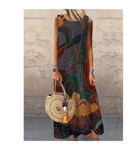 Détail du motif bohème sur robe longue sans manches avec tourbillons ethniques orange
