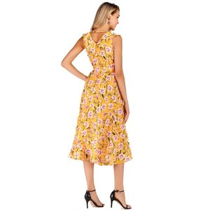 Détail d'une robe longue fleurie sans manches avec col en V et dos nu élégant