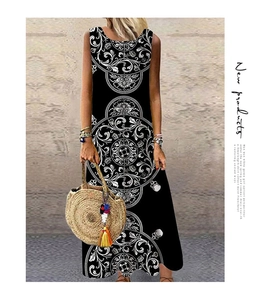 Détail de la robe longue bohème noire avec imprimé mandala blanc et coupe à la taille