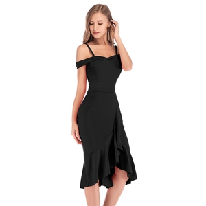 Robe midi noire à épaules dénudées avec fines bretelles et ourlet asymétrique à volants
