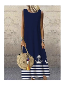 Détail de la robe longue bleu marine sans manches avec imprimé ancre et rayures blanches