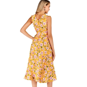 Robe mi-longue jaune fleurie à col en V sans manches et ourlet à volants