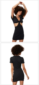 Detail van de sexy uitsnijding met knoopdetail op de zwarte gebreide mini-jurk
