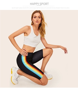 Details der Yoga-Shorts mit hoher Taille, Regenbogenstreifen und Push-up-Effekt