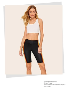 Detailansicht der High-Waist Yoga-Shorts mit Regenbogen-Seitenstreifen und elastischem Stoff