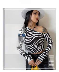 Detail van nauwsluitende top met zebraprint, blote schouder en lange mouwen voor dames