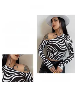Detail van de dames crop top met zebraprint, blote schouder en een halternekhalslijn