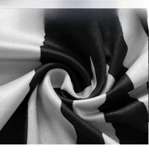 Detailopname van gebreide stof met zebrapatroon toont zachte textuur en weving