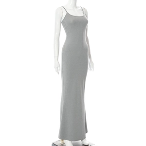 Détail d'une robe maxi grise sans manches avec fines bretelles et tissu extensible