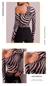 Detail van zebraprint gebreide top met blote schouder en nauwsluitende halsuitsnijding