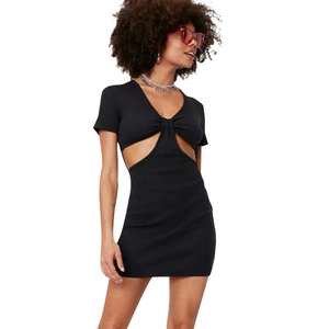 Sexy zwarte geribbelde mini-jurk met cut-outs, knoopdetail vooraan en korte mouwen