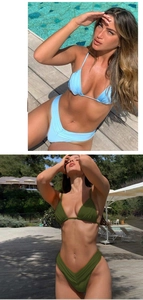 Détail d'un ensemble bikini côtelé à taille haute bleu clair et vert olive au bord