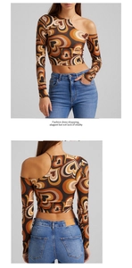Detail van retro crop top met hartjesprint, blote schouder en uitsnijding detail