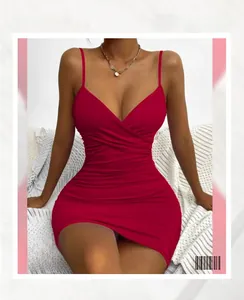 Détail d'une mini robe rouge à col en V avec des fronces et de fines bretelles
