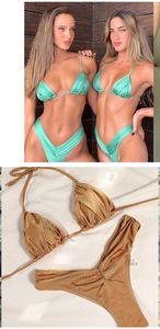 Détail de bikinis en satin vert menthe et bronze doré avec haut triangle à nouer au cou