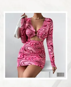 Détail du col en V avec anneau métallique sur robe moulante à imprimé marbré
