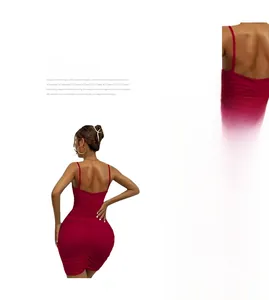 Détail de la mini-robe rouge dos nu avec textures plissées et fines bretelles