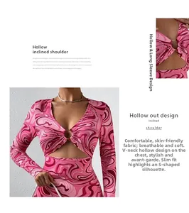 Détail de la robe sexy à col en V avec anneau métallique et imprimé marbré rose