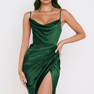 Elegantes waldgrünes Satin-Schleifenkleid mit Wasserfallausschnitt und Schlitz