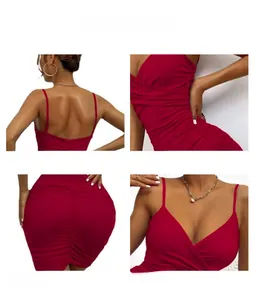 Détail de la robe moulante rouge froncée montrant le tissu et les bretelles