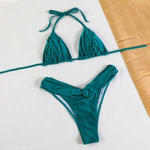 Détails du bikini vert foncé avec haut licou réglable et culotte haute à volants