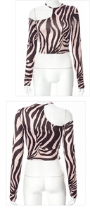 Detail van asymmetrische halslijn en roze zebraprint op de crop top met lange mouwen