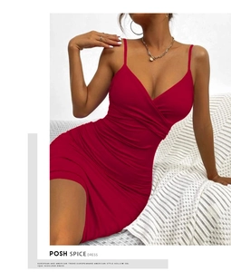 Détail de la robe mini rouge à plis montrant la texture froncée et la coupe ajustée