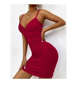 Détails froncés et décolleté en V de cette robe moulante courte de couleur rouge